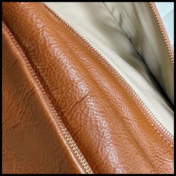 Tory Burch Reva Clutch in Tan Leather & Gold. - Picture 2 of 10